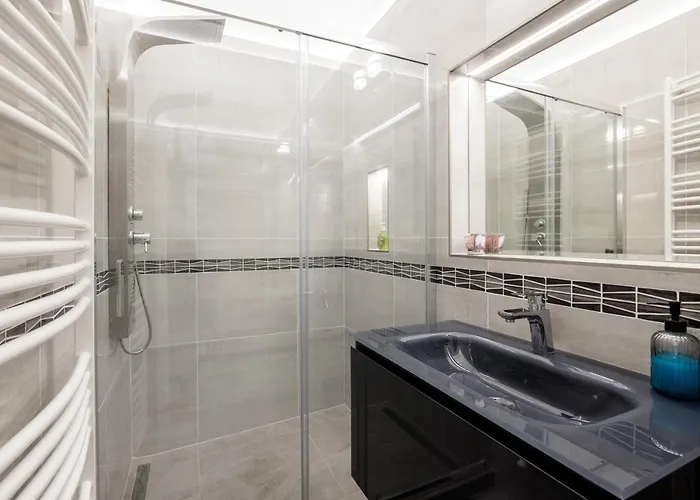 Luther Modern For 3 People, Free Ac!