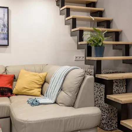 Luther Modern For 3 People, Free Ac! شقة
