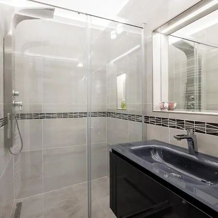 Luther Modern For 3 People, Free Ac!