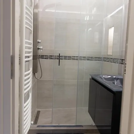 Luther Modern For 3 People, Free Ac!