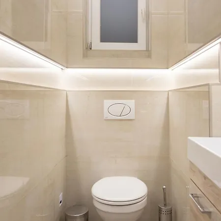 Luther Modern For 3 People, Free Ac! شقة