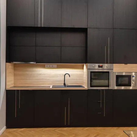Luther Modern For 3 People, Free Ac! شقة